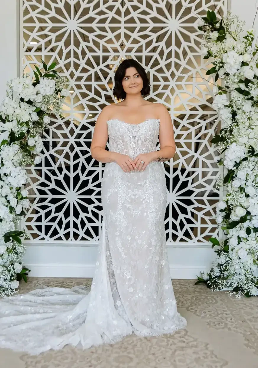 Photo of the model posing on the sofa - Mobile Image